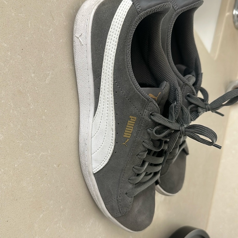 Great condition Gray Suede Pumas